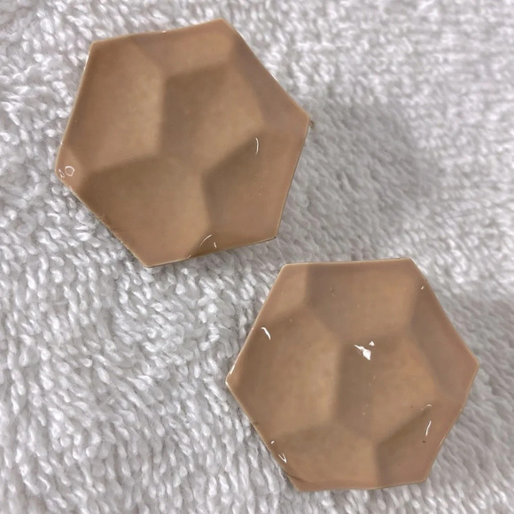 Vintage Nude Painted Textured Metal Hexahon  Clip On Earrings - Picture 3 of 6